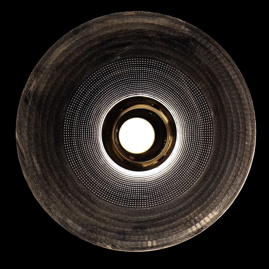 lys, lys pære, indendørs, geometrisk form, belysningsudstyr, cirkel, form, belyst, ingen mennesker, studio skud, mønster, sort baggrund, direkte under, lav vinkel visning, elektrisk lys, tæt på, design, glødende, loft, teknologi, elektrisk lampe, elektricitet, mørk, elektrisk udstyr, 2K