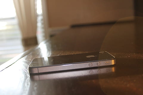 obuolys, „iPhone“, prietaisą, stalas, Countertop, langas, šviesa, išvirtimas, telefonas, technologijos, patalpose, belaidžio ryšio technologija, Iš arti, nėra žmonių, komunikacijos, ryšį, įranga, lentelė, dieną, atrankinis dėmesys, natiurmortas, namų interjeras, metalo, išmanusis telefonas, nešiojamas informacijos įrenginys, sutelkti dėmesį į naujas žinias, atspindys, numeris, 4K, CC0, Viešasis domenas, nemokamai