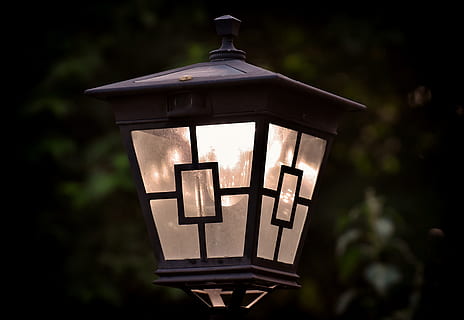 Laterne, Licht, Lampe, Nacht-, Stimmung, Beleuchtung, dunkel, Laternen, Lichtanlage, elektrische Lampe, keine Leute, beleuchtet, Strassenlicht, Fokus auf den Vordergrund, Straße, Nahansicht, elektrisches Licht, draußen, Natur, Elektrizität, Retro-Stil, Baum, Pflanze, Leuchte, 5K