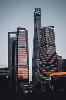 tři telco budovy, město, budova, vzestup, městský, kancelářská budova, architektura, metropole, věž, kostelní věž, bydlení, byt, obytný dům, mrakodrap, v centru města, sousedství, pěší, vozidlo, přeprava, exteriér budovy, stavba, vysoká - vysoká, kancelářská budova exteriér, nebe, moderní, nízký úhel pohledu, kancelář, nikdo, Příroda, způsob dopravy, motorové vozidlo, auto, ulice, venku, finanční okres, 5K, CC0, veřejná doména, bez autorských práv