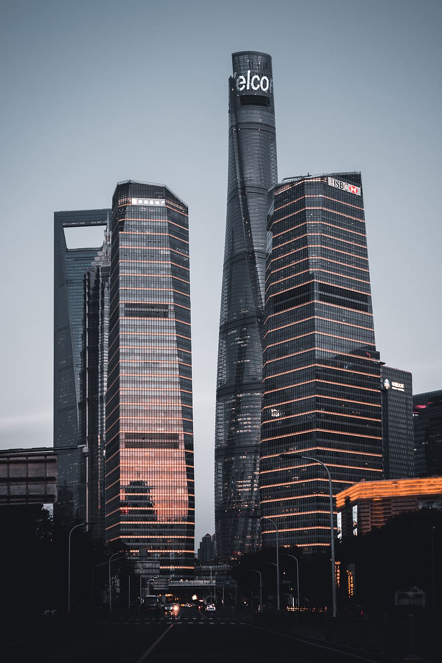 tres telco, ciutat, edifici, de gran alçada, urbà, edifici d'oficines, arquitectura, metròpolis, torre, campanar, fletxa, habitatge, condomini, edifici d'apartaments, gratacels, centre de la ciutat, barri, vianants, vehicle, transport, exterior de l'edifici, estructura construïda, alta - alta, exterior d’edifici d’oficines, cel, modern, vista d’angle baix, oficina, cap gent, naturalesa, manera de transport, automòbil, cotxe, carrer, a l'aire lliure, districte financer, 5K