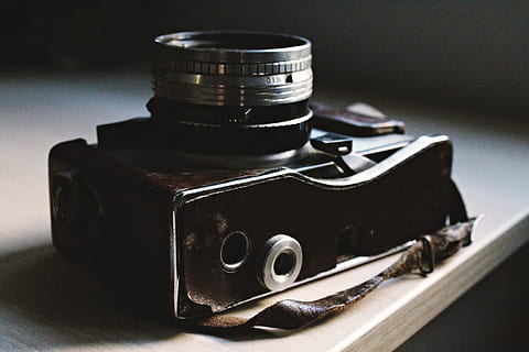 appareil photo ancien, La technologie, caméra, ancien, à l'intérieur, fermer, personne, objet unique, table, prise de vue en studio, se concentrer sur le premier plan, nature morte, culture artistique et divertissement, équipement, thèmes de la photographie, couleur noire, style rétro, appareil photo - équipement photographique, vieux, mise au point sélective, obsolète, la musique, 4K