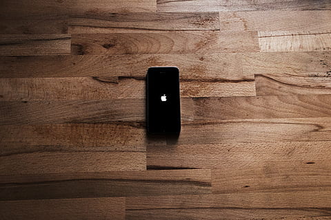espacio, gris, iphone 5, 5s, manzana, marrón, seco, electrónico, piso, madera dura, iphone, maderas, material, natural, tablón, áspero, superficie, madera, de madera, material de madera, adentro, mesa, directamente arriba, tecnología, nadie, naturaleza muerta, tecnología inalámbrica, comunicación, conexión, teléfono inteligente, dispositivo de información portátil, vista de alto ángulo, de cerca, teléfono móvil, modelo, grano de madera, 5K, CC0, dominio público, libre de derechos