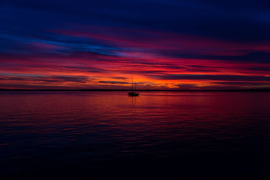 posta de sol, vespre, cel, núvols, vaixell, oceà, mar, aigua, horitzó, paisatge, naturalesa, a l'aire lliure, nit, tarda, núvol - cel, escenics - natura, reflexió, tranquil·litat, bellesa a la natura, cel dramàtic, cap gent, escena tranquil·la, color taronja, horitzó sobre l’aigua, transport, vaixell nàutic, vermell, veler, 5K