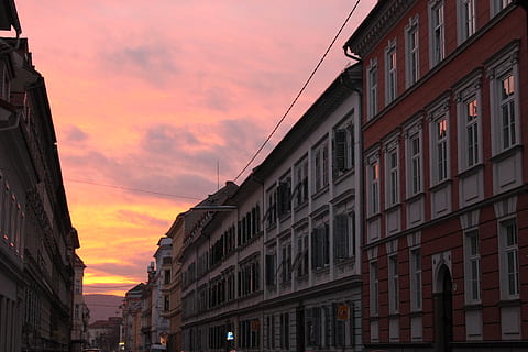 østrig, graz, arkitektur, bygning udvendig, solnedgang, bygget struktur, himmel, bygning, by, orange farve, sky - himmel, boligområde, natur, ingen mennesker, lav vinkel visning, udendørs, vindue, skumring, transportmidler, gade, skønhed i naturen, byliv, Beliggenhed, placere, 4K, CC0, offentligt domæne, royaltyfrie