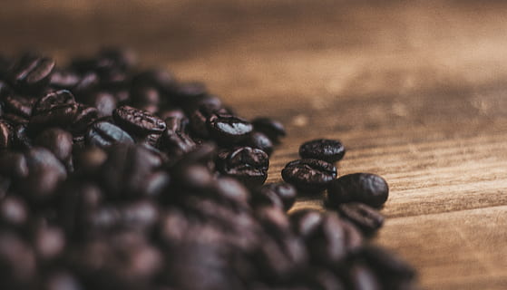 boabe de cafea, plantă, vegetal, alimente, fasole, legume și fructe, cereale, sămânță, cafea, lemn, în aer liber, soia, natură, camp, in, inflori, floare, linte, nuca, pecan, vegetație, mancare si bautura, prospeţime, selectiv, maro, boabe de cafea prăjită, grup mare de obiecte, cafea - băutură, a închide, nici o persoana, masa, în interior, natură moartă, băutură, fript, lemn - material, abundenţă, culoare neagră, gustare, cafeină, 2K, CC0, domeniu public, fără drepturi de autor