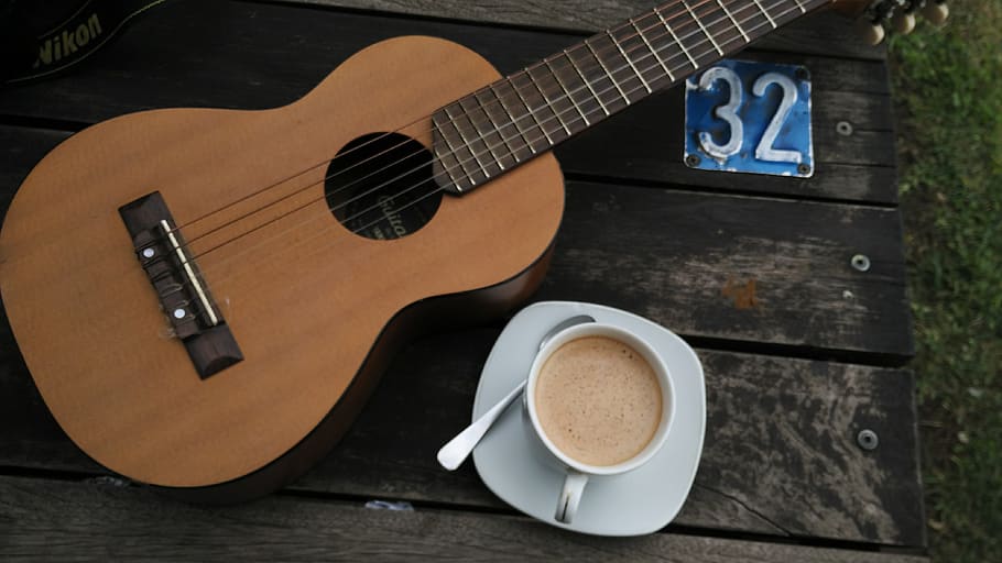Indonezja, instrument smyczkowy, Puchar, muzyka, instrument muzyczny, kubek, gitara, filiżanka kawy, Kawa, kawa - napój, drewno - materiał, sprzęt muzyczny, kultura i rozrywka artystyczna, strunowy, martwa natura, jedzenie i picie, wewnątrz, drink, stół, żadnych ludzi, zbliżenie, gitara akustyczna, 4K