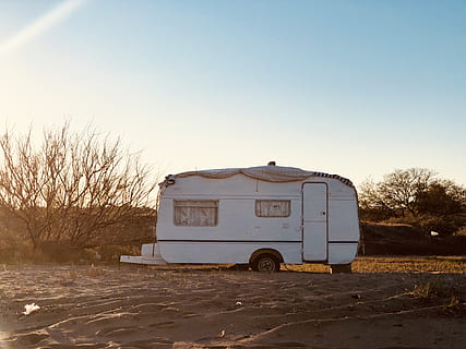 hvid camper shell, campingvogn, transportmidler, køretøj, van, rv, lastbil, sti, gangbro, boliger, bygning, flytning varevogn, beholder, fartøjer, vej, gelænder, væg, pigtråd, tråd, motorcykel, himmel, natur, skyfri himmel, transportform, jord, Mark, land køretøj, dag, plante, ingen mennesker, kopiere plads, træ, sollys, landskab, udendørs, sne, stationær, rejse, kold temperatur, 4K, CC0, offentligt domæne, royaltyfrie