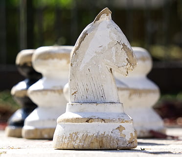 escacs, figura, fusta, jugar, resistent, temps, gastat, utilitzat, vell, Tauler d'escacs, estratègia, peces d’escacs, blanc, camp de joc, tauler de joc, Una peça d'escacs, cavall, centrar-se en primer pla, dia, Color blanc, cap gent, primer pla, llum solar, sòlid, naturalesa, pila, a l'aire lliure, pedra, art i artesania, material de pedra, assolellat, pedra - objecte, equilibri, creativitat, hivern, escultura, rock, 4K, CC0, domini públic, lliure de regalies