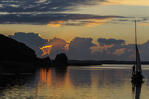 tramonto, acque, alba, riflessione, Hiddensee, porta, mare Baltico, cielo, acqua, bellezza nella natura, nuvola - cielo, scenics - natura, scena tranquilla, lungomare, silhouette, la tranquillità, natura, idilliaco, nessuno, colore arancione, lago, scena non urbana, nave nautica, albero, all'aperto, barca a vela, 4K, CC0, dominio pubblico, privo di copyright