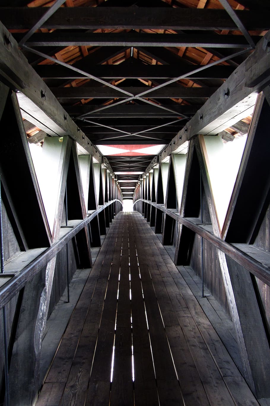 ponte, sotto, costruzione, architettura, itinerario, sentiero, urbano, la strada davanti, direzione, struttura costruita, prospettiva decrescente, connessione, in casa, ponte - struttura fatta dall'uomo, nessuno, mezzi di trasporto, punto di fuga, metallo, ringhiera, ponte coperto, vuoto, passerella, giorno, soffitto, luce alla fine del tunnel, lungo, 4K