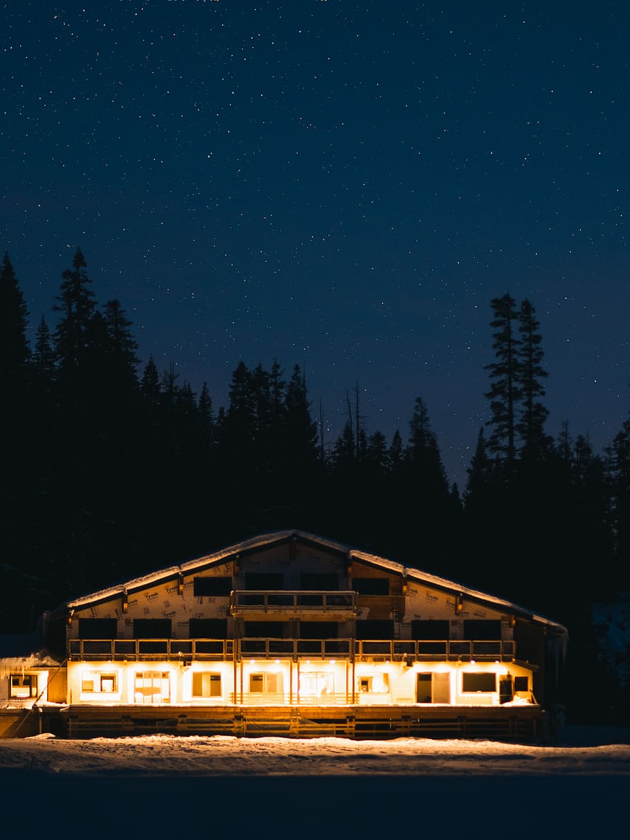 casa amb llums, naturalesa, a l'aire lliure, nit, edifici, rural, refugi, camp, habitatge, truckee, ca, Estats Units d'Amèrica, llacs de gel, espai, espai exterior, astronomia, univers, planta, arbre, casa, cel estrellat, avet, il·luminat, estrella - espai, cel, escenics - natura, cap gent, estructura construïda, camp estel·lar, arquitectura, estrella, exterior de l'edifici, bellesa a la natura, galàxia, transport, vespre, 4K