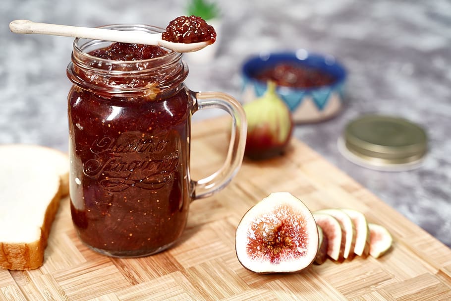 melmelada de figues, fig, melmelada, menjar i beguda, menjar, jar, taula, frescor, contenidor, beure, natura morta, fruita, material de fusta, alimentació saludable, a l'interior, refresc, menjar dolç, cap gent, centrar-se en primer pla, primer pla, conserves, benestar, indulgència, temptació, 5K