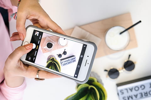 person, tager, Foto, mælk, kaffe, kamera, forbindelse, data, apparat, elektronik, flatlay, hænder, internet, moderne, fotograf, transportabel, skærm, smartphone, solbriller, teknologi, trådløs, kvinde, trådløs teknologi, meddelelse, smart telefon, bærbar informationsenhed, menneskelig hånd, bedrift, mobiltelefon, menneskelig kropsdel, en person, fotografering temaer, hånd, telefon, aktivitet, fotografere, livsstil, indendørs, voksen, 5K, CC0, offentligt domæne, royaltyfrie