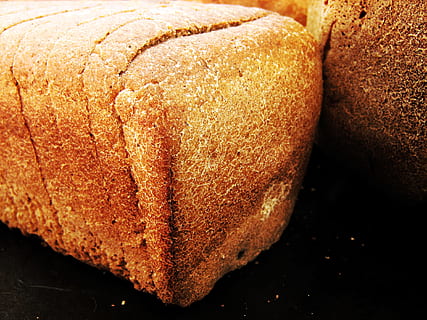 chleb, Bochenek, stół, , obiekt, piekarnia, pieczony, jedzenie, mąka, zboże, jedzenie i picie, zbliżenie, świeżość, wewnątrz, martwa natura, brązowy, dobre samopoczucie, żadnych ludzi, Gotowy do jedzenia, zdrowe odżywianie, słodkie jedzenie, wyrozumiałość, skupić się na pierwszym planie, studio strzał, bochen chleba, wysoki kąt widzenia, pełna ramka, pokusa, przekąska, dieta, brązowy chleb, 1080P, CC0, domena publiczna, darmowe zdjęcia