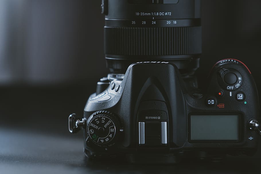 schwarze dslr kamera, Kamera, klassisch, Nahansicht, Digitalkamera, dslr, Elektronik, Linse, Nikon, Technologie, Fotografie-Themen, Kamera - Fotoausrüstung, Fotoausrüstung, Retro-Stil, drinnen, Objektiv - optisches Instrument, keine Leute, Ausrüstung, Stillleben, analog, schwarze Farbe, Kommunikation, modern, Steuerung, Tabelle, Spiegelreflexkamera, 5K