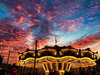 carrusel, retroiluminado, nubes, amanecer, cielo, puesta de sol, parque temático, nube - cielo, parque de atracciones, cultura de las artes y entretenimiento, paseo en el parque de diversiones, iluminado, arquitectura, naturaleza, oscuridad, estructura construida, noche, al aire libre, vista de ángulo bajo, destinos de viaje, nadie, cielo dramático, exterior del edificio, silueta, la vida nocturna, 4K, CC0, dominio público, libre de derechos