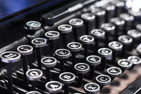 màquina d’escriure, vell, tipus, lletres, màquina, rústic, vintage, tecnologia, primer pla, a l'interior, text, estil retro, carta, cap gent, antiguitat, alfabet, vista d’angle alt, en fila, guió occidental, enfocament selectiu, comunicació, cercle, maquinària, fons, centrar-se en primer pla, teclat, polsador, equipament elèctric, 5K, CC0, domini públic, lliure de regalies