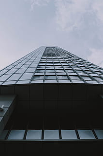 edificio dipinto di grigio, costruzione, edificio per uffici, città, alto aumento, cittadina, urbano, dispositivo elettrico, pannelli solari, architettura, condominio, finestra, grattacielo, planetario, Torre, lucernario, centro, guglia, campanile, metropoli, triangolo, cielo, struttura costruita, esterno dell'edificio, Inquadratura dal basso, natura, edificio per uffici esterno, moderno, nessuno, nuvola - cielo, giorno, alto - alto, ufficio, all'aperto, vetro - materiale, modello, riflessione, direttamente sotto, 4K, CC0, dominio pubblico, privo di copyright