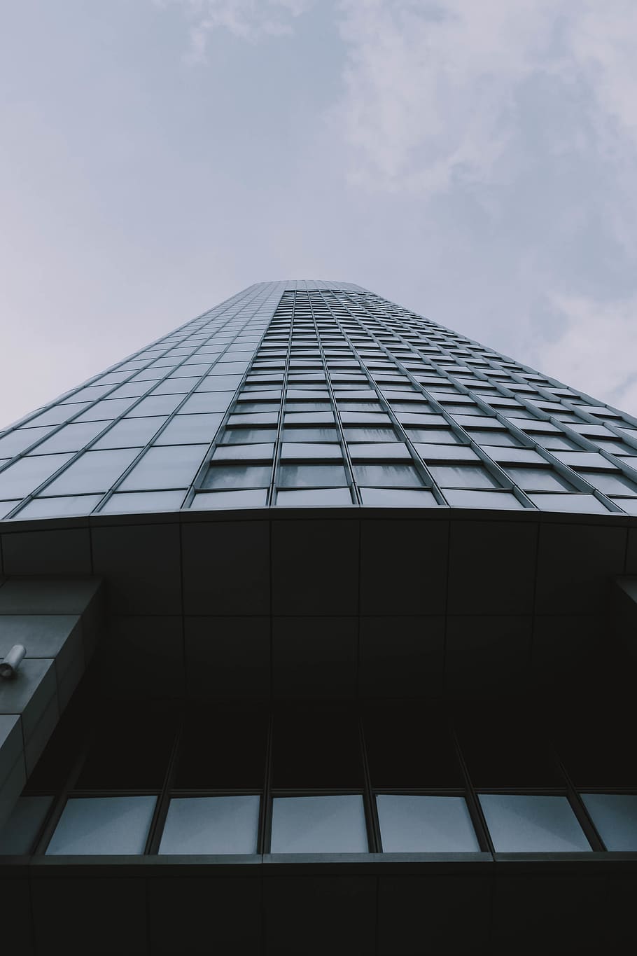 edificio dipinto di grigio, costruzione, edificio per uffici, città, alto aumento, cittadina, urbano, dispositivo elettrico, pannelli solari, architettura, condominio, finestra, grattacielo, planetario, Torre, lucernario, centro, guglia, campanile, metropoli, triangolo, cielo, struttura costruita, esterno dell'edificio, Inquadratura dal basso, natura, edificio per uffici esterno, moderno, nessuno, nuvola - cielo, giorno, alto - alto, ufficio, all'aperto, vetro - materiale, modello, riflessione, direttamente sotto, 4K