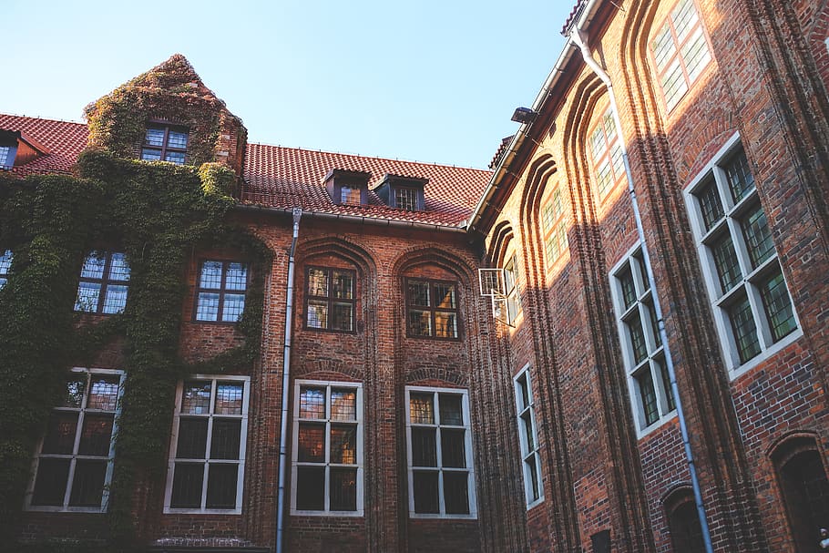gamle mursten bygning, arkitektur, mursten, bygning, by, konstruktion, facade, museum, Polen, tag, gade, at løbe, turisme, by-, årgang, vinduer, bygning udvendig, vindue, bygget struktur, himmel, lav vinkel visning, boligområde, ingen mennesker, natur, dag, udendørs, historie, skyfri himmel, sollys, fortiden, blå, rækkehus, 5K