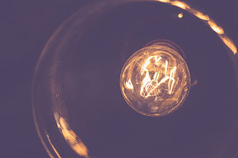 bombilla, luces, electricidad, oscuro, iluminado, filamento, equipo de iluminación, luz - fenómeno natural, nadie, Luz eléctrica, ligero, brillante, de cerca, vista de ángulo bajo, adentro, material de vidrio, transparente, generación de combustible y energía, solo objeto, foto de estudio, cielo, naturaleza, equipo eléctrico, fondo negro, fuente de alimentación, luminosidad, 5K, CC0, dominio público, libre de derechos