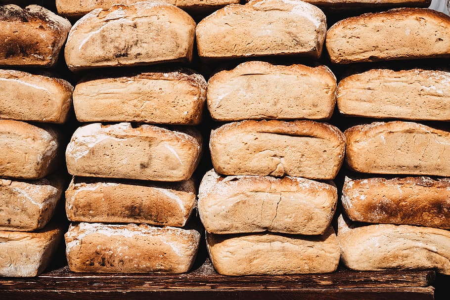 pila, al forn, pans, fleca, cocció, primer pla, deliciós, menjar, pa, saborós, sencer, fusta, menjar i beguda, gran grup d'objectes, frescor, natura morta, marc complet, abundància, a l'interior, cap gent, fons, marró, benestar, arranjament, llest per menjar, alimentació saludable, llesca de pa, fer dieta, safata, temptació, 5K
