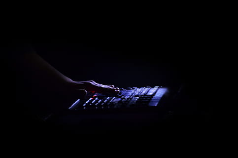 tastatur, hardware, computer tastatur, computer hardware, computer, elektronik, lyd, regulator, musik, herskende, knapper, lydteknik, dj, pc, Skærm, overvåge, scene, bærbar, lcd-skærm, teknologi, menneskelig hånd, en person, hånd, indendørs, menneskelig kropsdel, maskinskrivning, trådløs teknologi, beskæftigelse, bruger bærbar computer, kunstkultur og underholdning, lyd mixer, mørk, dygtighed, ydeevne, nat, finger, sort baggrund, blande, klub dj, natteliv, 4K, CC0, offentligt domæne, royaltyfrie