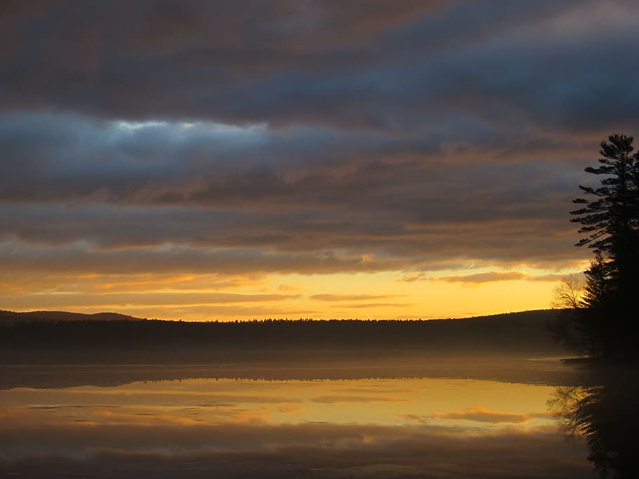 legeme, vand, bjerg, skyer, refleksioner, solopgang, solnedgang, himmel, sky - himmel, skønhed i naturen, ro, scenics - natur, rolig scene, orange farve, idyllisk, ingen mennesker, natur, silhuet, dramatisk himmel, ikke-urbane scene, udendørs, træ, miljø, sollys, 4K