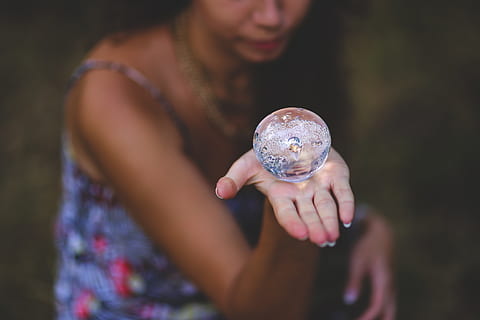 Kristallkugel, Kristall, Zukunft, halten, eine Person, Hand, Erwachsene, Fokus auf den Vordergrund, menschliche Hand, Hände hohlen, Kugel, junger Erwachsener, Natur, Frau, Nahansicht, Tag, Legere Kleidung, selektiver Fokus, Nachwuchs, Vorderansicht, draußen, Frisur, 5K, CC0, gemeinfrei, lizenzfrei