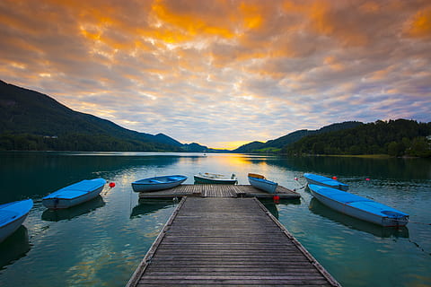 blauweiße Boote, Ocean Dock, Österreich, Strand, Dämmerung, Abend, idyllisch, Landschaft, Freizeit, Natur, Ozean, Erholung, szenisch, Meer, seelandschaft, Himmel, Sommer-, Sonne, Sonnenuntergang, Transportsystem, Wasser, Wasserfahrzeuge, Wasserfahrzeug, Transport, Szenen - Natur, Transportmittel, Berg, festgemacht, Ruhe, wolke - himmel, Schönheit in der Natur, ruhige Szene, See, Reflexion, Seebrücke, keine Leute, Anlegesteg, Holz - Material, draußen, 5K, CC0, gemeinfrei, lizenzfrei