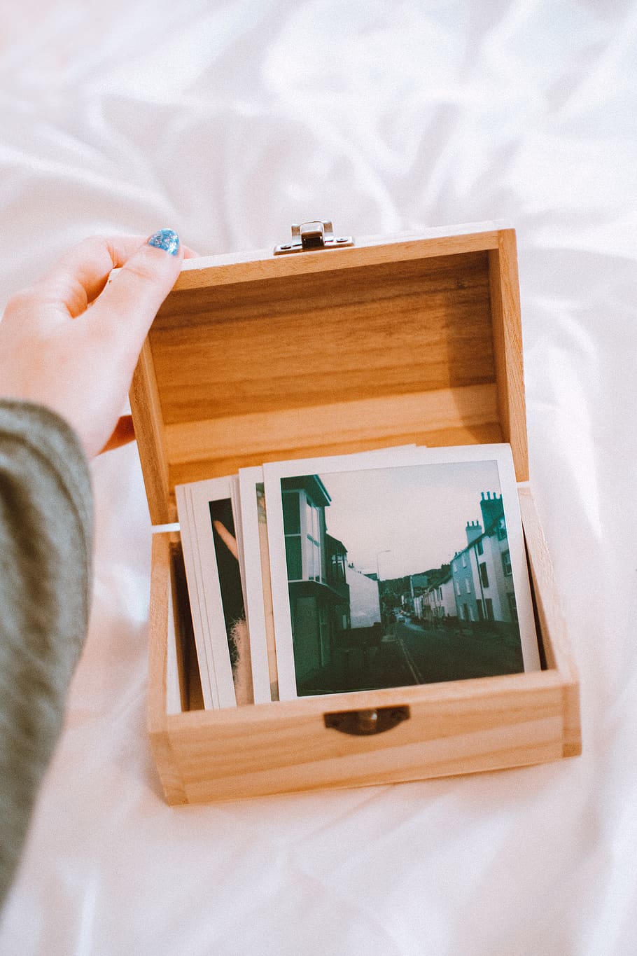 foto de primer pla, imatges, fusta, Caixa, borrós, primer pla, contenidor, focus, mà, memòries, obert, fotografies, Polaroid, mà humana, una persona, a l'interior, material de fusta, persones reals, celebració, part del cos humà, persona irreconeixible, estils de vida, activitat d'oci, vista d’angle alt, paper, taula, activitat, pinzell, raspall, part del cos, dit, 5K