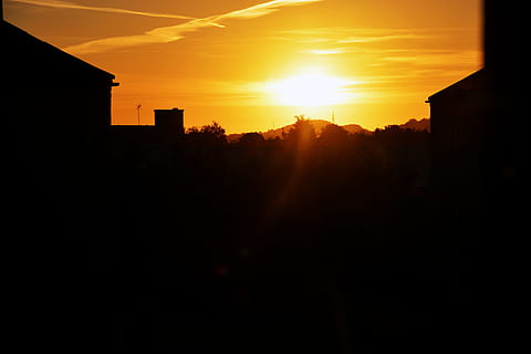 luce, nube, cielo, sole, Alba, tramonto, luce del sole, mattina, atmosfera, crepuscolo, sera, buio, ultimi bagliori, silhouette, struttura costruita, architettura, esterno dell'edificio, colore arancione, costruzione, natura, nessuno, Casa, nuvola - cielo, bellezza nella natura, quartiere residenziale, all'aperto, scenics - natura, città, bagliore solare, 5K, CC0, dominio pubblico, privo di copyright