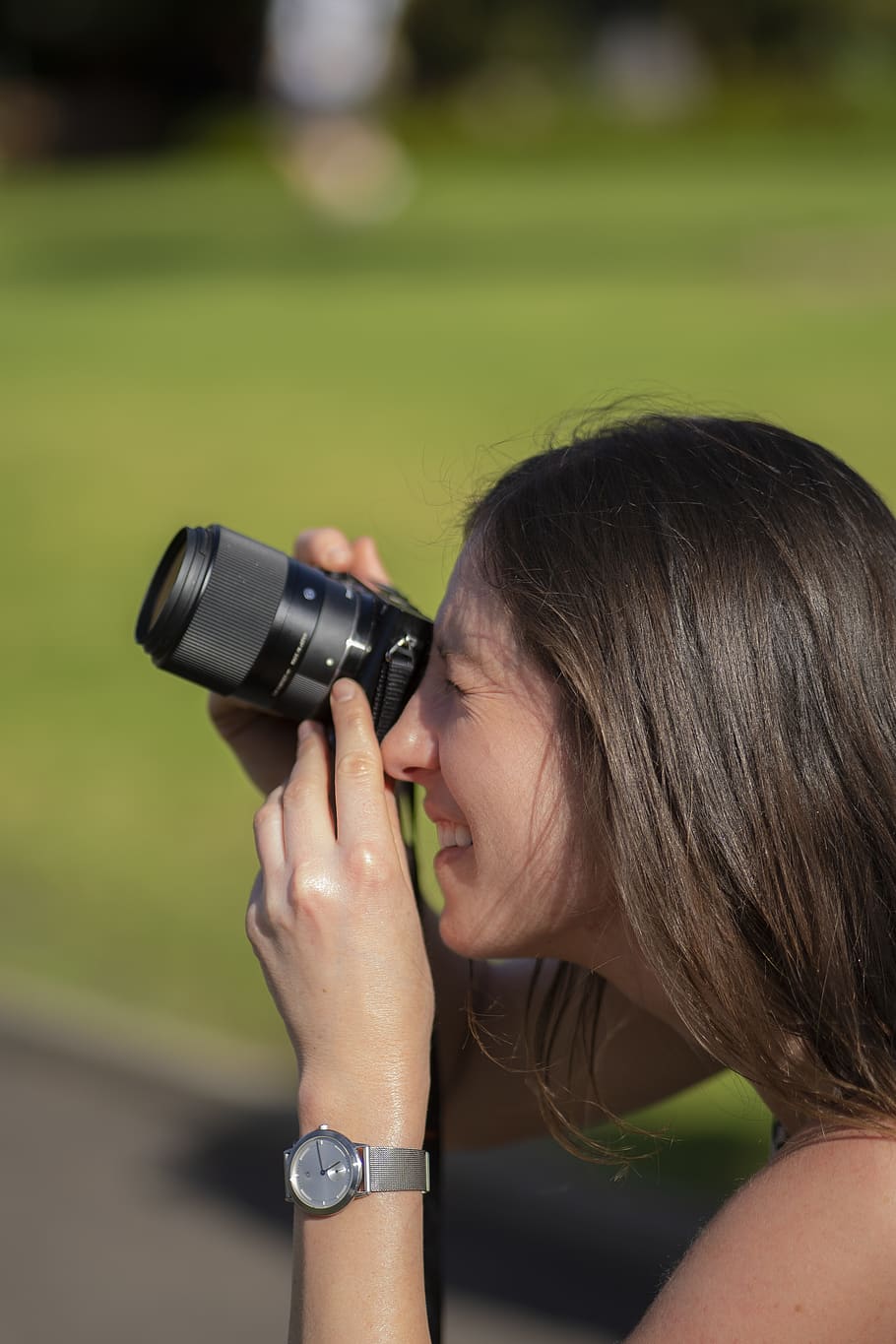 Frau, halten, Kamera, Bokeh Fotografie, unscharfer Hintergrund, Nahansicht, Tageslicht, Mode, Mädchen, Gras, Landschaft, Linse, Park, Person, Foto machen, tragen, jung, Zoomen, eine Person, Kopfschuss, Fotografie-Themen, Porträt, Kamera - Fotoausrüstung, Technologie, Frauen, Seitenansicht, Fotografieren, echte Menschen, Fokus auf den Vordergrund, Tag, Freizeitbeschäftigung, Haar, Erwachsene, Legere Kleidung, Frisur, draußen, Profilansicht, Fotograf, Digitalkamera, 4K