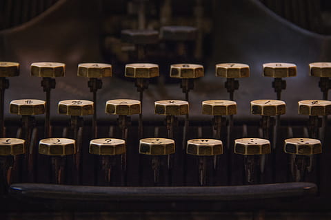 schrijfmachine toetsen, in een rij, geen mensen, binnenshuis, selectieve aandacht, zij aan zij, detailopname, focus op de voorgrond, oud, grote groep objecten, hout - materiaal, muziekinstrument, kunst cultuur en entertainment, technologie, muziek-, bestellen, herhaling, dag, muziekuitrusting, verlaten, stoel, 4K, CC0, publiek domein, royaltyvrij