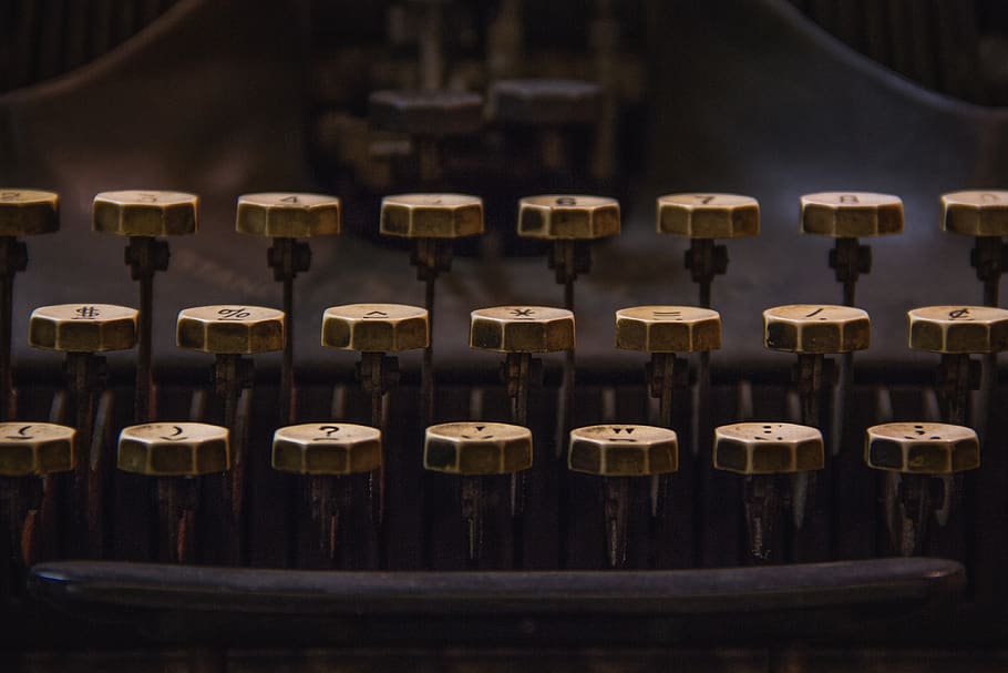 schrijfmachine toetsen, in een rij, geen mensen, binnenshuis, selectieve aandacht, zij aan zij, detailopname, focus op de voorgrond, oud, grote groep objecten, hout - materiaal, muziekinstrument, kunst cultuur en entertainment, technologie, muziek-, bestellen, herhaling, dag, muziekuitrusting, verlaten, stoel, 4K