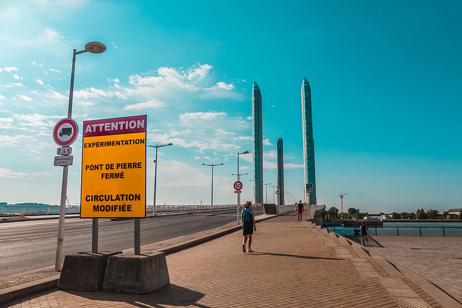 persona, humà, Camí, pont, passeig marítim, edifici, aigua, davant del mar, port, moll, barana, vorera, paviment, transport, vehicle, coet, símbol, passarel·la, cel, comunicació, naturalesa, signe, núvol - cel, text, arquitectura, dia, carrer, estructura construïda, persones incidentals, llum del carrer, senyal de trànsit, carretera, persones reals, a l'aire lliure, orientació, guió occidental, ciutat, sendera, 4K