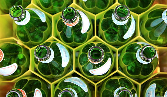 bevanda, verde, vuoto, bottiglia, buco, colore verde, sfondi, bere, nessuno, avvicinamento, contenitore, rinfresco, fotogramma intero, alcool, vetro - materiale, bottiglia di birra, cibo e bevande, grande gruppo di oggetti, modello, bicchiere, attrezzature domestiche, natura morta, in casa, 2K, CC0, dominio pubblico, privo di copyright
