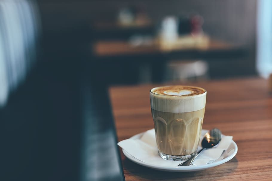 chiaro, bicchiere, Marrone, bevanda, bianca, piattino, tilt shift photography, sfocatura, caffeina, cappuccino, avvicinamento, caffè, tazza di caffè, bere, schiuma, messa a fuoco, caldo, in casa, latte macchiato, latte art, boccale, cucchiaio, caffè - bevanda, cibo e bevande, rinfresco, tavolo, concentrarsi sulle conoscenze acquisite, utensile da cucina, vasellame, bar, natura morta, freschezza, bevanda spumosa, nessuno, bevanda calda, caffetteria, 5K