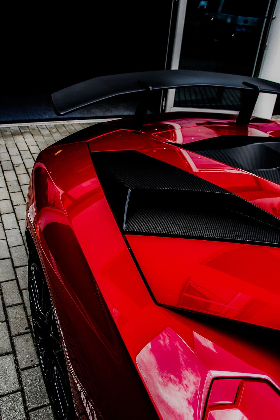 supercar rossa, rosso, veicolo terrestre, auto, veicolo a motore, modo di trasporto, mezzi di trasporto, nessuno, vista dall'alto, ricchezza, auto sportiva, vetro - materiale, lusso, stazionario, giorno, cofano del veicolo, fanale posteriore, macchina vintage, avvicinamento, all'aperto, 5K