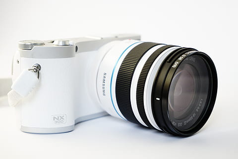 hvit, svart, samsung, nx, 300, dslr, kamera, flate, digitalkamera, elegant, linse, edel, bilde, fotografi, fotografering, samsung nx 300, teknologi, zoom, Zoom linse, kamera - fotografisk utstyr, fotografering temaer, innendørs, hvit bakgrunn, hvit farge, enkelt objekt, ingen folk, objektiv - optisk instrument, skjære ut, objektiv - øye, fotografisk utstyr, utstyr, nærbilde, studio skudd, retro stylet, fokusere på forgrunnen, blå, metall, sølvfarget, konsumerisme, 5K, CC0, offentlig domene, opphavsrett gratis