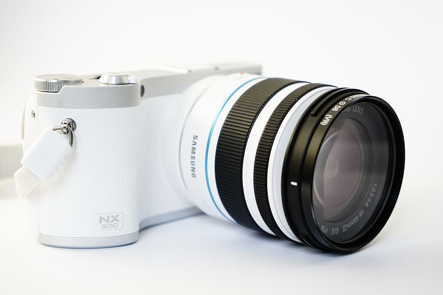 blanc, negre, samsung, nx, 300, dslr, càmera, superfície, digicam, càmera digital, elegant, lent, noble, foto, fotografia, samsung nx 300, tecnologia, zoom, càmera - equip fotogràfic, temes de fotografia, a l'interior, fons blanc, Color blanc, sol objecte, cap gent, lent - instrument òptic, tallar, lent - ull, equip fotogràfic, equipament, primer pla, tir de l'estudi, estil retro, centrar-se en primer pla, blau, metall, color plata, consumisme, 5K