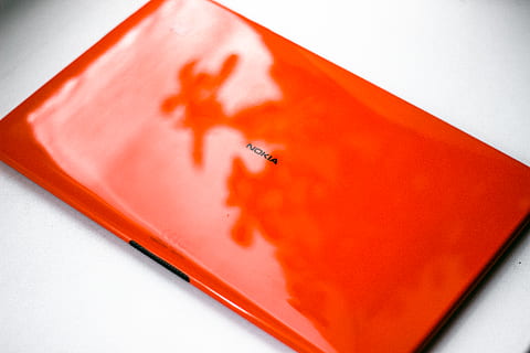 Nokia, lumia, Tech, tecniche, tavoletta, hi-tech, rosso, fricchettone, avvicinamento, nessuno, in casa, colore arancione, girato in studio, vista dall'alto, semplicità, carta, dipingere, natura morta, giorno, acqua, sicurezza, rettile, singolo oggetto, 5K, CC0, dominio pubblico, privo di copyright