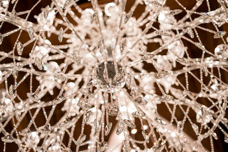 Leuchter, Reflexion, reflektieren, Licht, Hochzeitsdekor, wunderschönen, Dekor, Deckendekor, Hochzeitsstück, Rezeption, Deckenelement, Wohnkultur, Innen-, Hochzeitsliebe, Glas, hängende Diamanten, Diamant mögen, Hochzeitstag, Braut und Bräutigam, Dekoration, kalte Temperatur, Nahansicht, Winter, Schnee, Eis, keine Leute, Kristall, gefroren, Natur, Hintergründe, Schneeflocke, Zerbrechlichkeit, Vollbild, Schönheit in der Natur, Verletzlichkeit, draußen, Muster, Tag, Eis Kristall, Luxus, Schneesturm, Eiszapfen, 8K