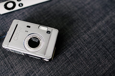 Kamera, Kompaktkamera, Digitalkamera, Pentax, Technologie, Fotografie-Themen, Retro-Stil, drinnen, Kamera - Fotoausrüstung, Nahansicht, keine Leute, High Angle View, Kommunikation, Kunst, Kultur und Unterhaltung, Stillleben, Nostalgie, die Medien, Fokus auf den Vordergrund, Fotoausrüstung, Tabelle, kabellose Technologie, einzelnes Objekt, Filmindustrie, Aggression, Heimvideokamera, 5K, CC0, gemeinfrei, lizenzfrei