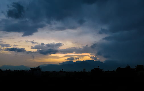nepal, balkot, núvols, núvols foscos, muntanyes, silueta, shaouraav, posta de sol, oneplus, instagram, bhaktapur, fons, s3, cel, núvol - cel, bellesa a la natura, cap gent, escenics - natura, exterior de l'edifici, naturalesa, arquitectura, estructura construïda, medi ambient, tempesta, cel dramàtic, color taronja, a l'aire lliure, edifici, escena tranquil·la, paisatge, poder a la natura, ominós, 2K, CC0, domini públic, lliure de regalies