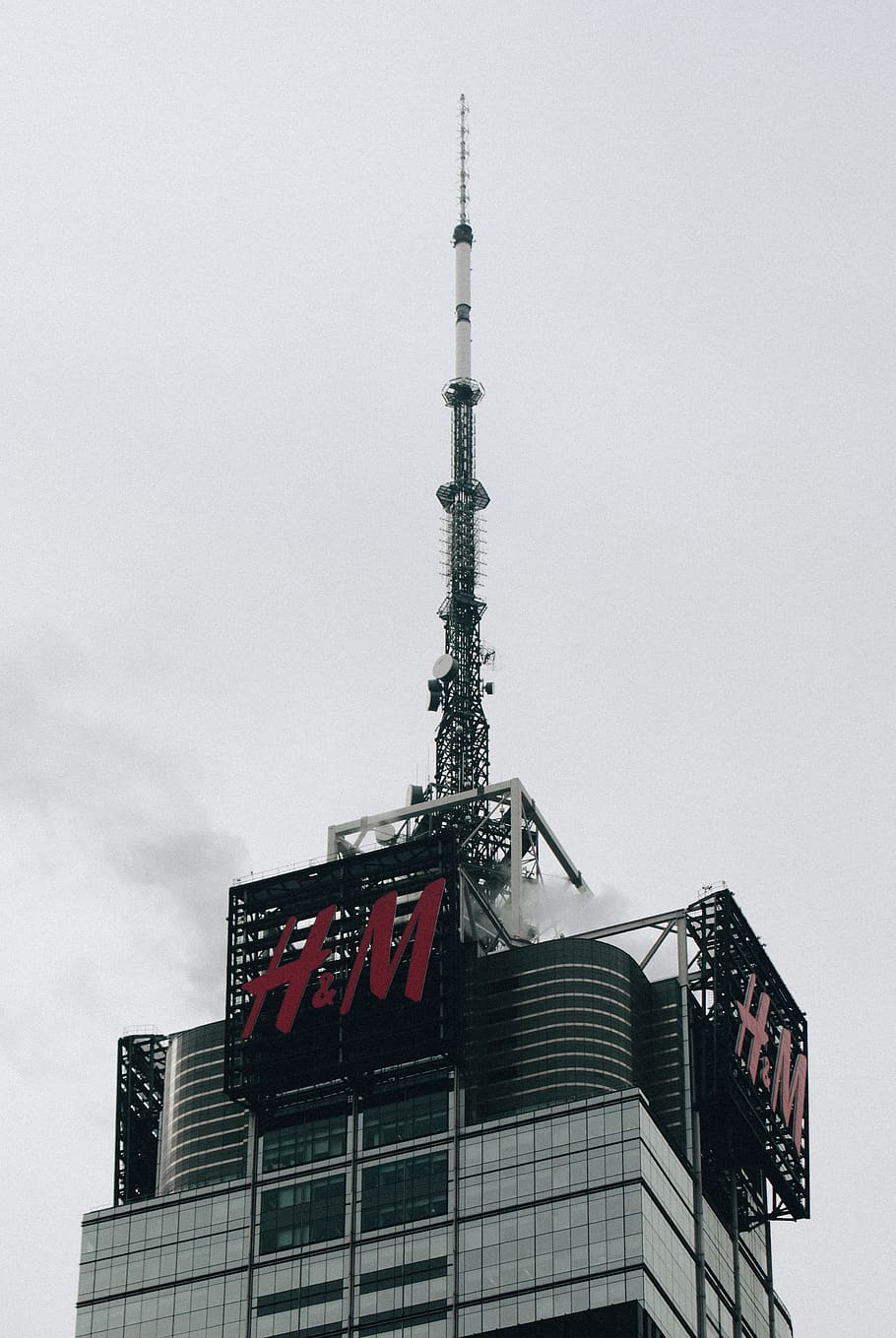 h & m edifici, cartellera, edifici, urbà, arquitectura, ciutat, antena, dispositiu elèctric, torre, Estats Units, new york, de gran alçada, gratacels, fum, xemeneia, sostre, alt, signe, quadrícula, cel, estructura construïda, exterior de l'edifici, comunicació, vista d’angle baix, naturalesa, cap gent, a l'aire lliure, dia, alta - alta, cel clar, exterior d’edifici d’oficines, destinacions de viatge, secció alta, comunicacions globals, fletxa, 2K