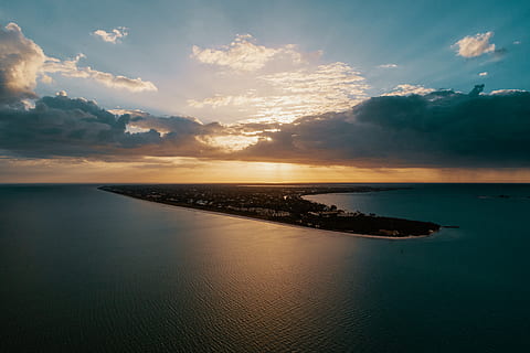 Vogel, Augenfotografie, Insel, Luftaufnahme, Strand, Wolken, Wolkengebilde, Dämmerung, Drohnenschuss, Abend, High Angle Shot, Ozean, draußen, Reflexion, szenisch, Meer, seelandschaft, Silhouette, Himmel, Himmelslandschaft, Sonne, Sonnenuntergang, Reise, Wasser, wolke - himmel, Szenen - Natur, Schönheit in der Natur, Ruhe, ruhige Szene, Horizont über Wasser, Horizont, idyllisch, Ufergegend, Natur, keine Leute, Nicht-städtische Szene, Land, 5K, CC0, gemeinfrei, lizenzfrei