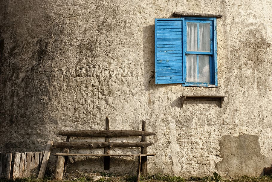 finestra, paret, casa, arquitectura, vell, ruïna, rústic, pedra, marc, estructura construïda, exterior de l'edifici, funció de construcció de parets, edifici, seient, cap gent, dia, material de fusta, a l'aire lliure, banc, blau, barri residencial, cadira, absència, naturalesa, paret de pedra, 4K