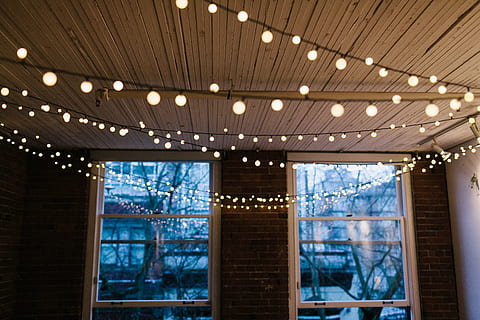 Innere, Design, Decke, Beleuchtung, Birne, Elektrizität, Fenster, Ziegel, Wand, Innen-, drinnen, keine Leute, beleuchtet, die Architektur, Lichtanlage, Geschäft, Reflexion, Dekoration, Licht - natürliches Phänomen, Flachwinkelansicht, gebaute Struktur, Reichtum, Luxus, Großunternehmen, Blau, Licht, Glas - Material, 2K